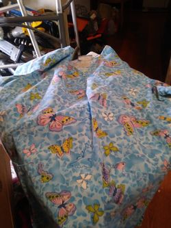 SB SCRUBS SCRUB SHIRT SIZE. S HAS 2 POCKETS