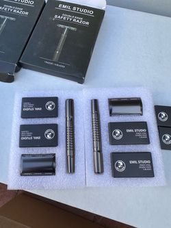 Vintage style safety razors with 30 blades