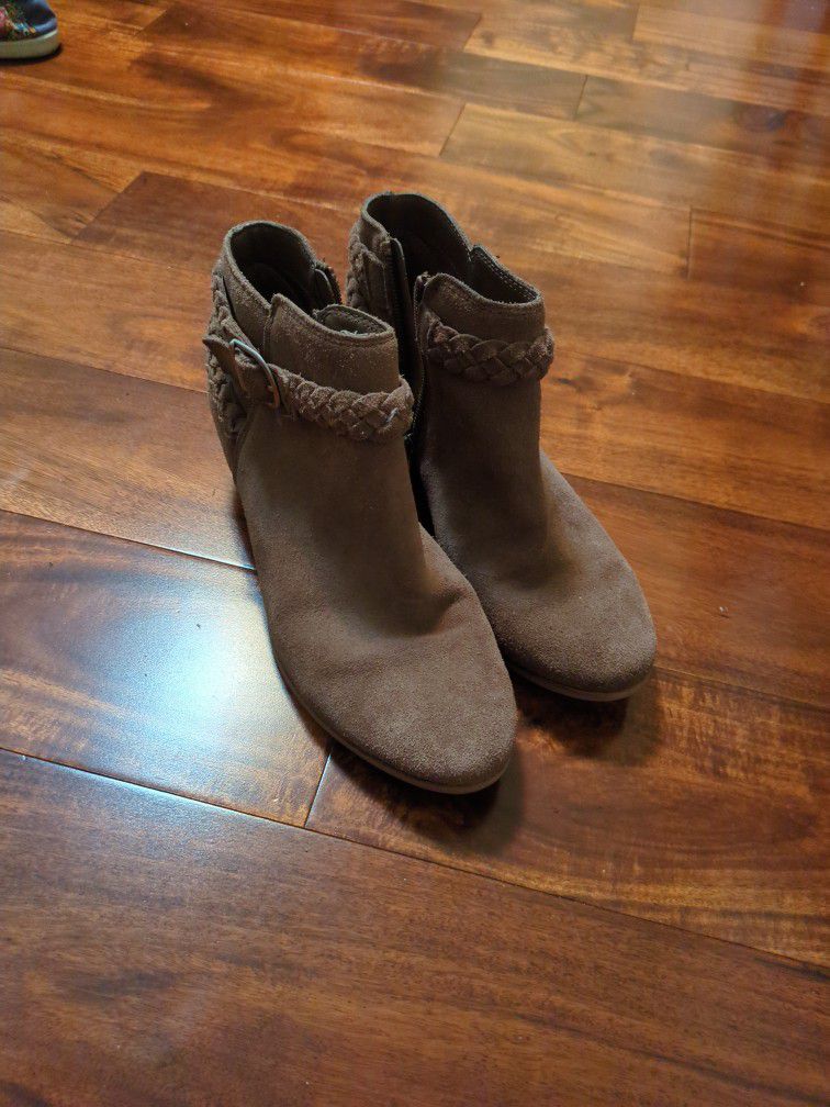 Low heeled ankle boots size: 8