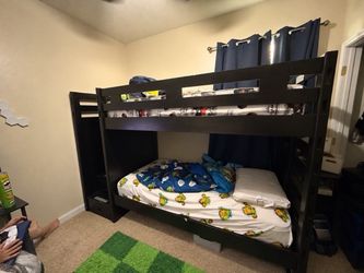 Twin bunk bed