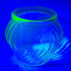 Beautiful Vintage Green Uranium Glass Vase