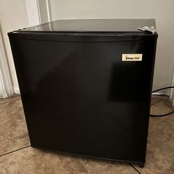 Magic Chef 1.7 Cu. Ft. Compact Mini Fridge (black)