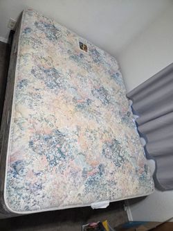 Queen Bed- So Comfy!