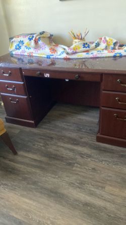 Free Desk / just come pick up