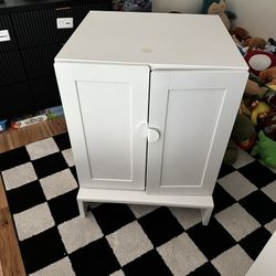 Dressers / Storage 