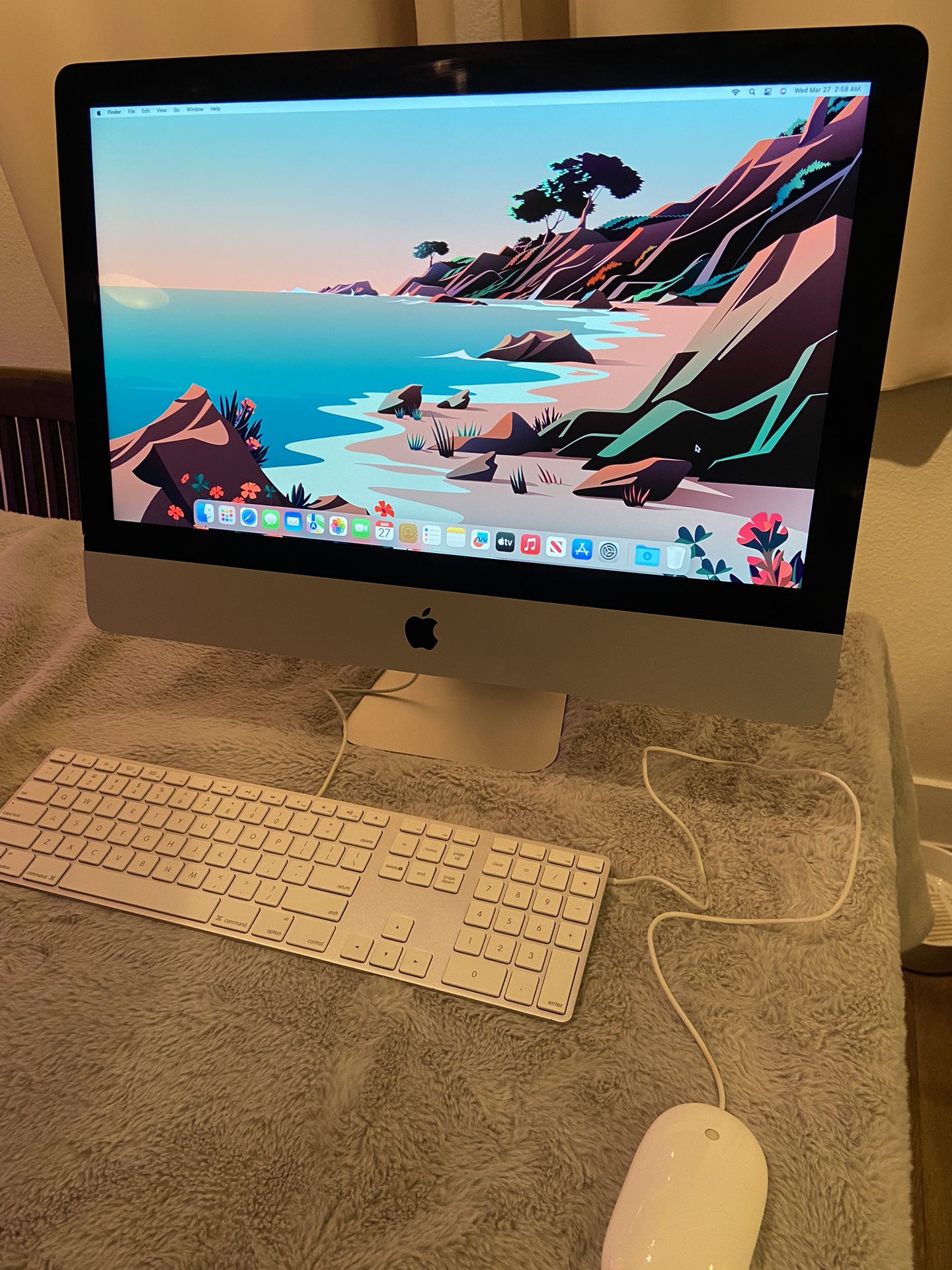 2017 Apple iMac 21.5-inch Screen PLEASE READ - 256gb Ssd  8gb Ram 2.3GHz Dual Core Intel Core i5. Ventura macOS 