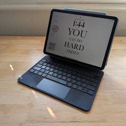 iPad Air 11 Inch 128 GB Bundle (Keyboard Case & Pen)