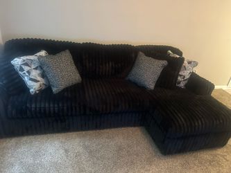 Like new! Midnight madness Sectional (Delivery available!)