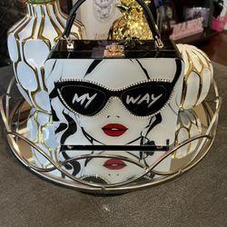 Beautiful party bag, very elegant for those favorite events. Be the envy of everyone with this beautiful bag.