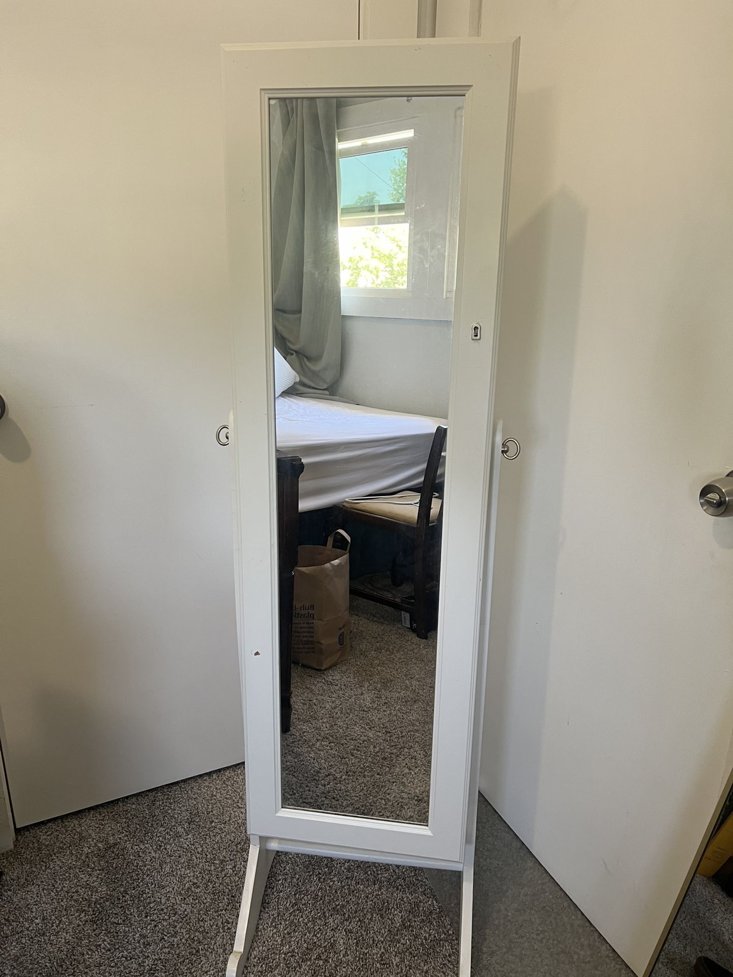 Mirror/jewelry storage