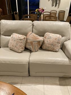 Fancy Designed Tufted Cornered Pillows