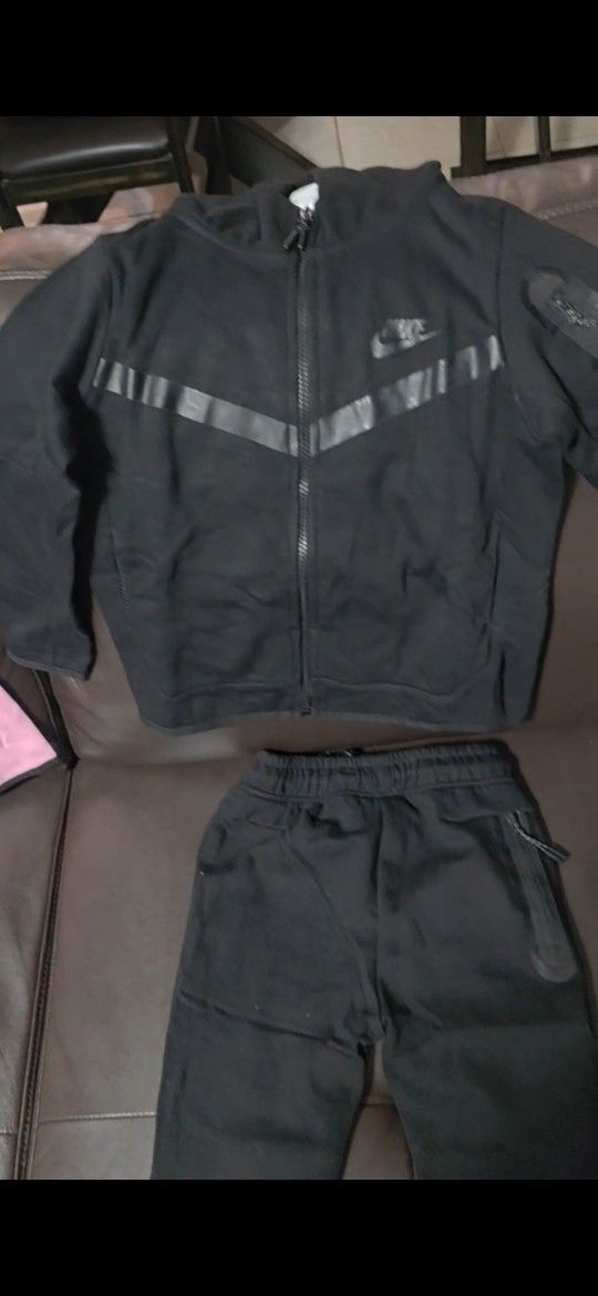 Kid's NIKE Tech Outfits 