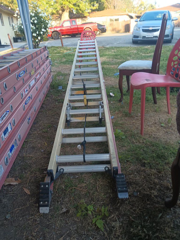 28 Ft Fiberglass Glidesafe Extension Ladder 