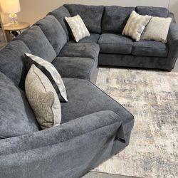 Eltmann Dark Gray Huge Sectional Sofa with Cuddler /P