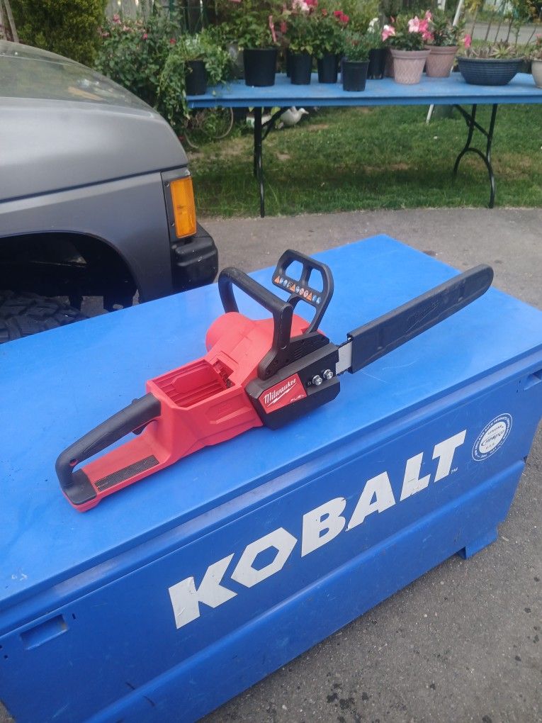 Milwaukee chainsaw brand new never used. 16 inch bar.