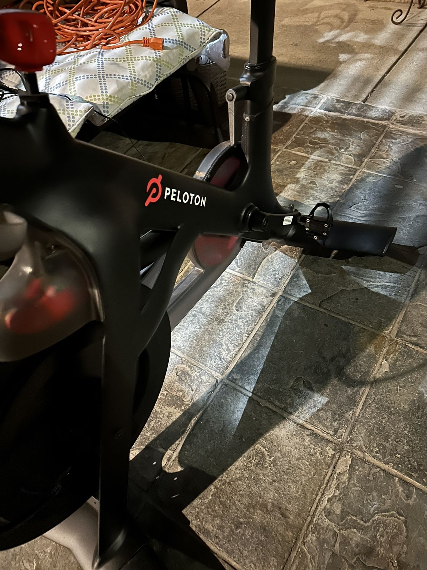 Peleton exercise bicycle Exercise bicycle like new Just been sitting in the garage Like new Workout Giant screen Gym Fitness