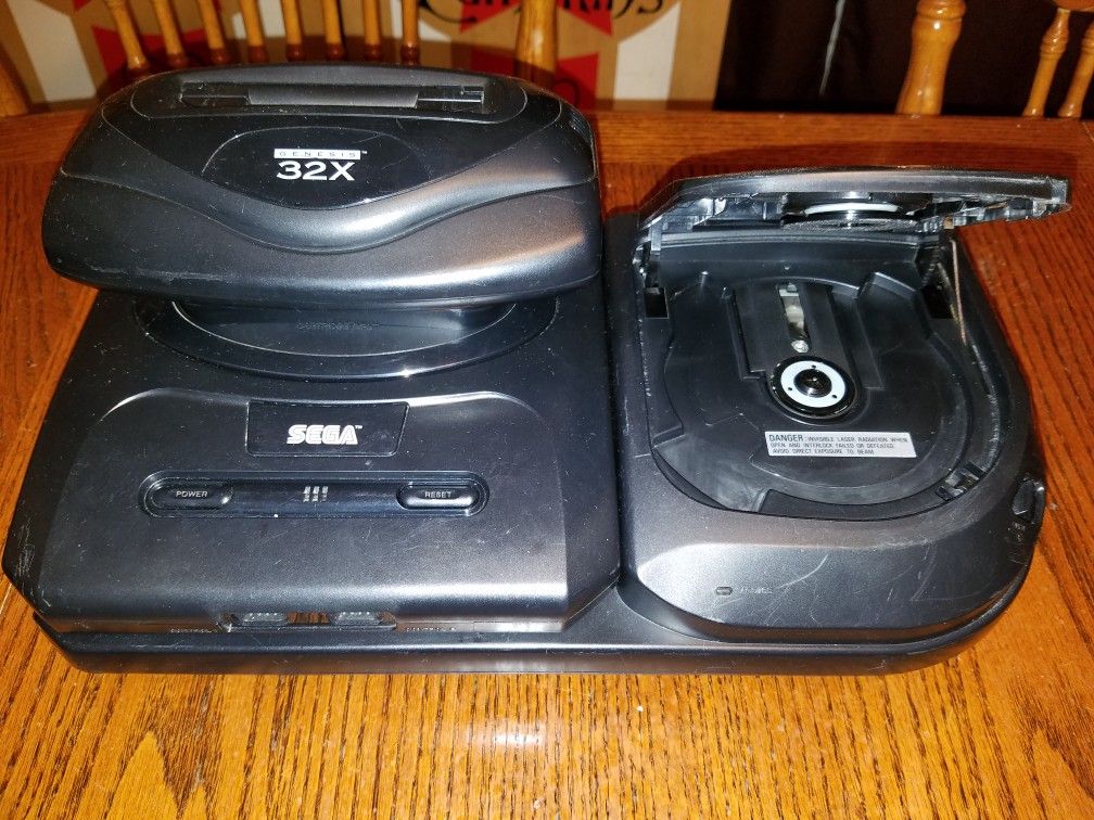 Sega Genesis/32X/CD (SG32XCD) 3 controllers & 30 games