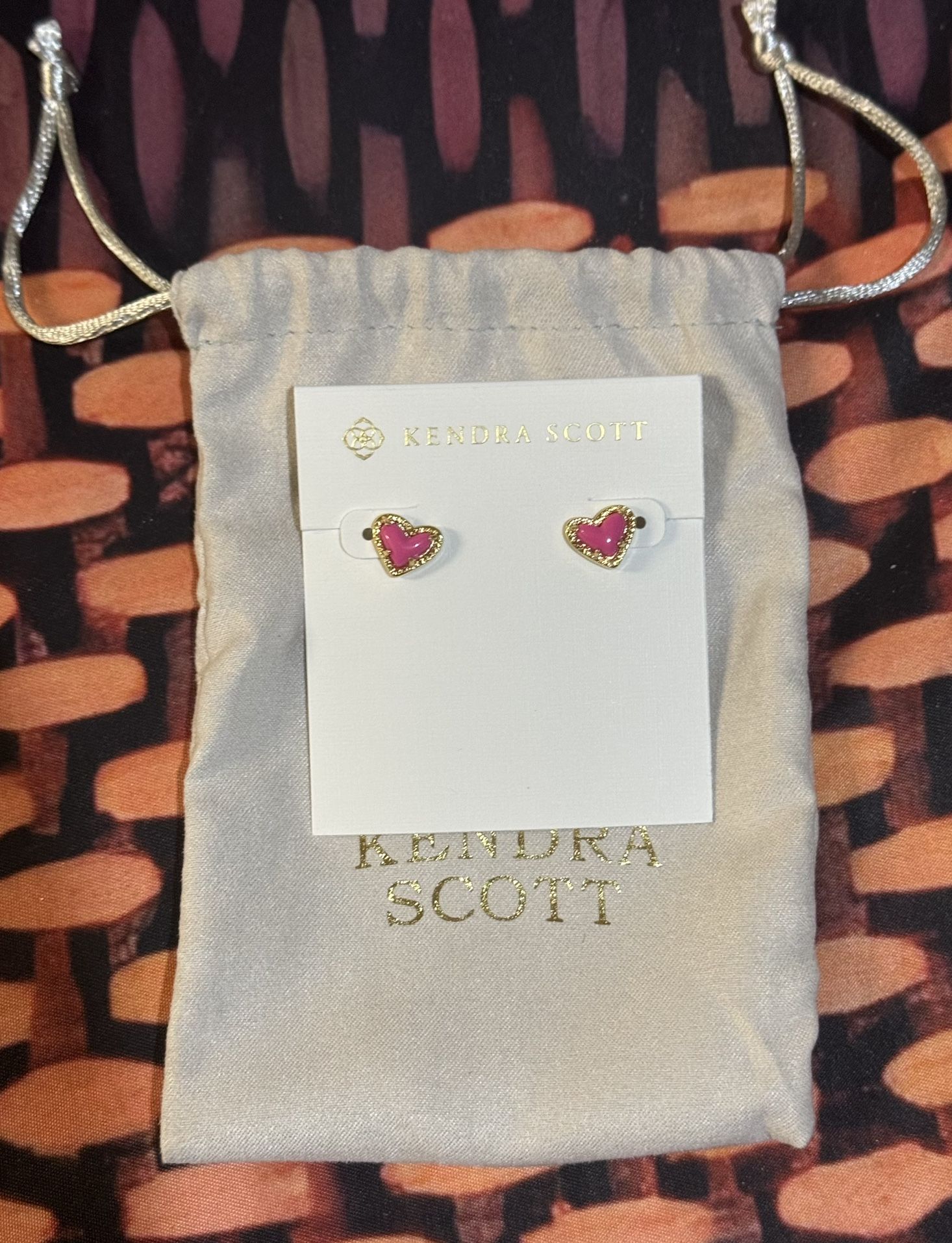 KENDRA SCOTT Neon Pink Ari Heart Stud Earrings in Yellow Gold NWT $70