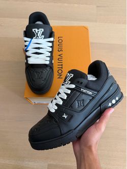 Black LV shoes size 8,9