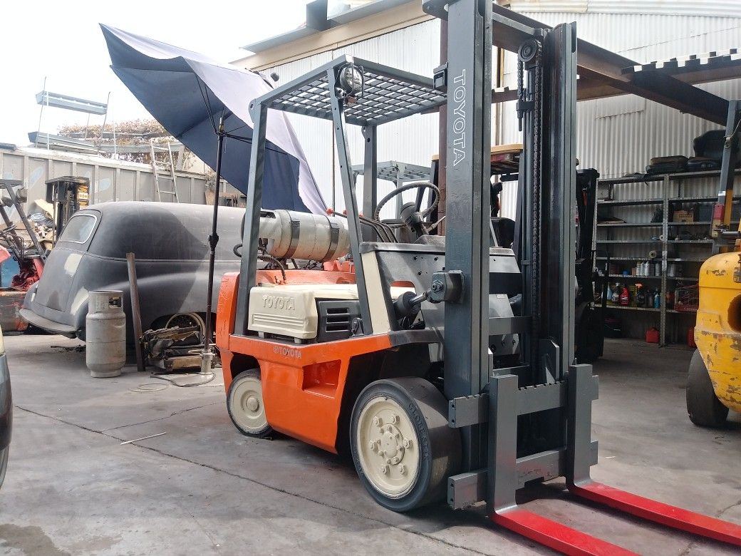 FORKLIFT "TOYOTA" 5000- LB CAP $3,180!!! GREAT CONDITION WHOLESALE $3,180!!! HURRY