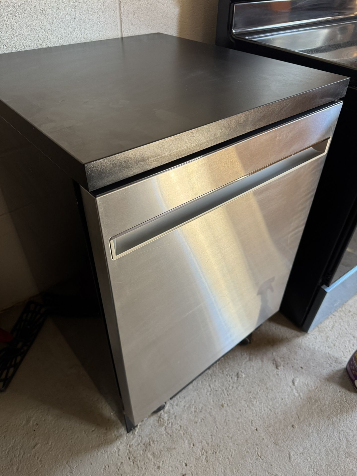 GE® ENERGY STAR® 24" STAINLESS STEEL INTERIOR PORTABLE DISHWASHER WITH SANITIZE CYCLE