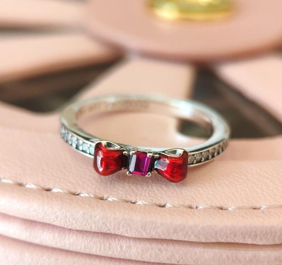 Red bow women's ring is suitable as a Valentine's Day gift for girlfriends