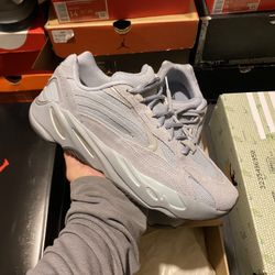 Adidas Yeezy 700 Hospital Blue size 9.5 VNDS