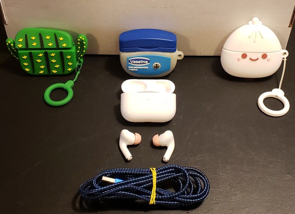 APPLE AIRPODS PRO 2ND GENERATION + EXTRA ACCESSORIES LIKE NEW!