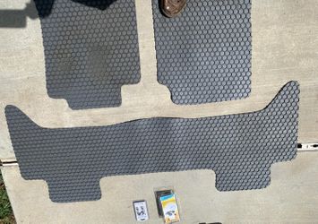 Toyota TACOMA  rubber mats/ tapetes de hule