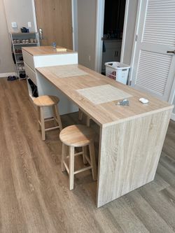 Kitchen Island with 4 stools