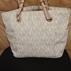 $45.00 MICHAEL KORS  LARGE PURSE EXCELLENT CONDITION. WEST LANCASTER 