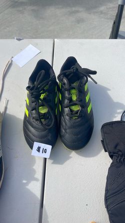 Soccer shoes