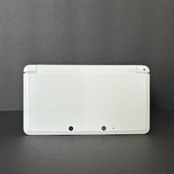 Nintendo 3DS Launch Edition (White) – Mint Condition – 32GB SD Card