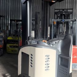 CROWN REACH FORKLIFT
