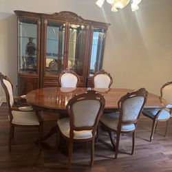Beautiful Italian Collection Dining Table W/6 Chars