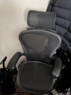 Clean - Herman Miller Aeron Office Chair with Headrest - Size B Medium