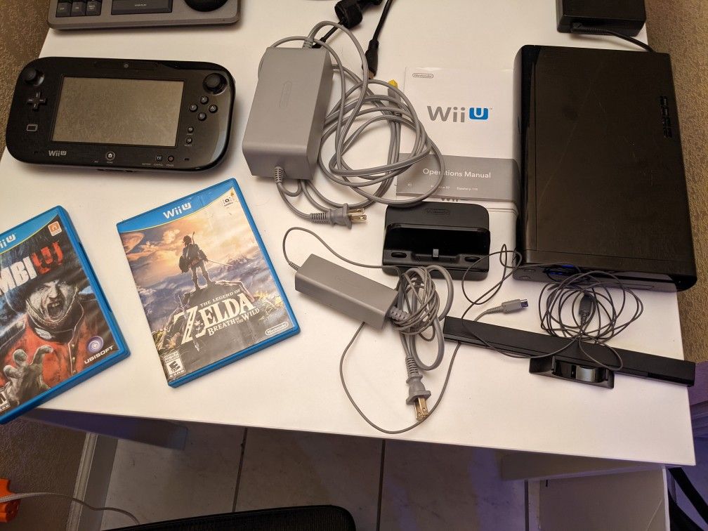 Nintendo Wii U 32Gb (Super Mario Bros U) Original Box And  Three Games OBO