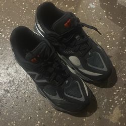 Comes with box size 6,5y