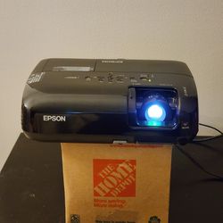 Epson EX50 3-LCD. Only 150 Hours On Lamp.  FREE HDMI Adapter 🔥 🔥 🔥 