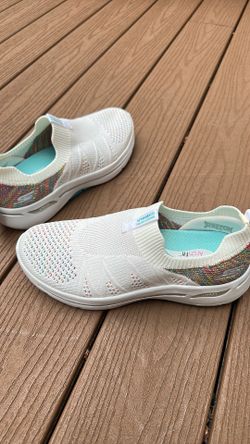 woman’s Sneakers 8 1/2 size New