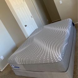 QUEEN SEALY HYBRID MATTRESS AND FREE BOX SPRING