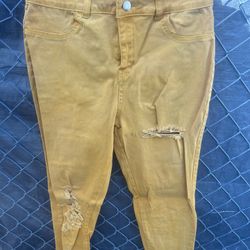 New Womens Ripped Jeans Size 11 - $10
