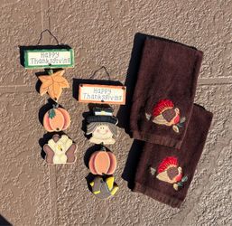 Thanksgiving Decor Set includes 2 wooden hanging Signs and 2 hand Towels