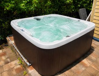 Lifesmart LS700DX 7 Person 90-Jet Spa