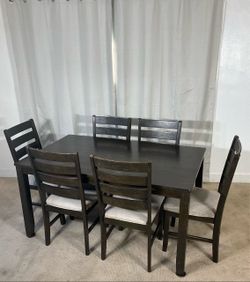 Mesa Comedor y 6 Sillas ASHLEY FURNITURE