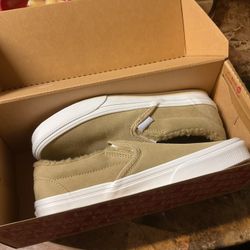 In new condition  size 6 Men or 7.5 women’s 