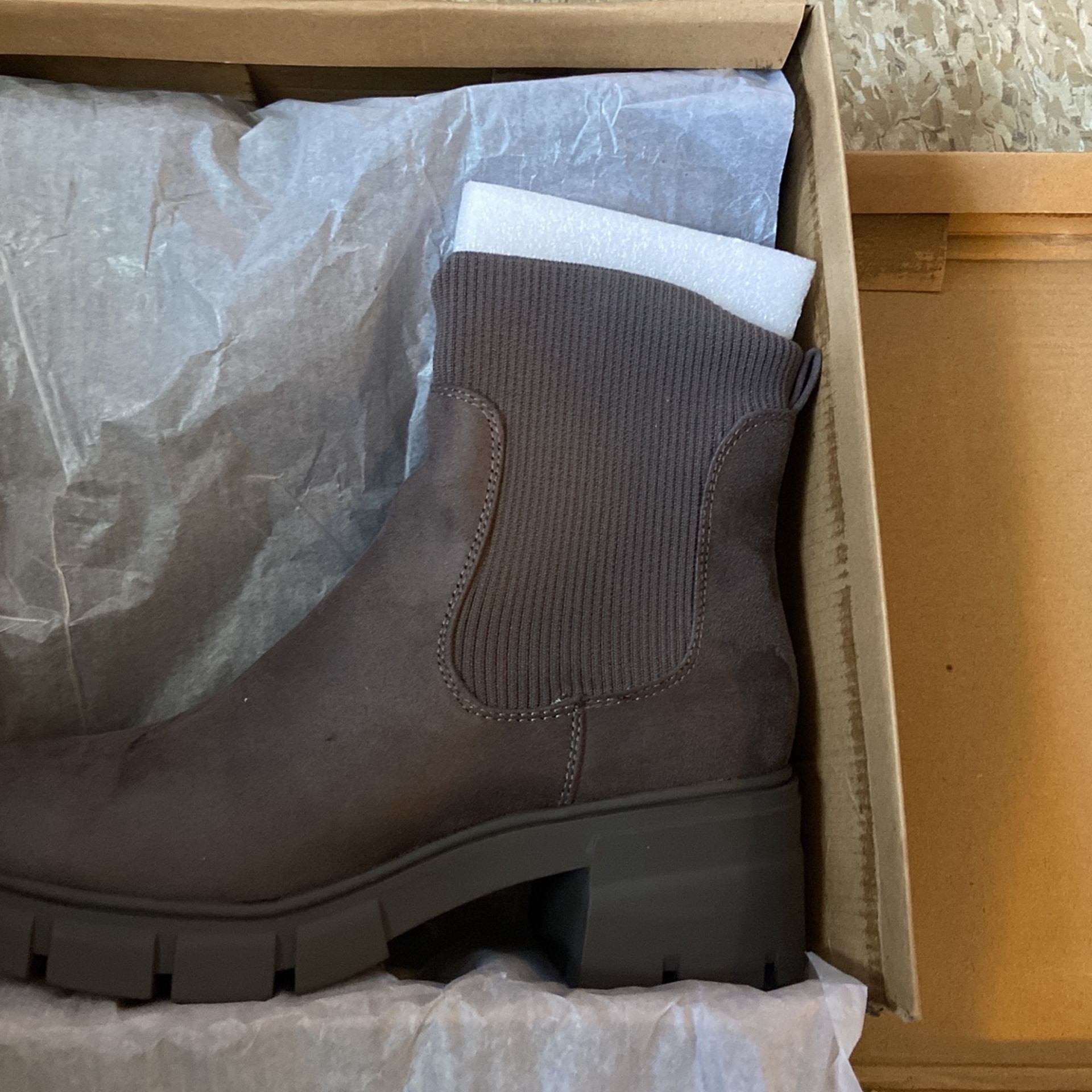 REDTOP Women's booties. Color Grey.  Size 9