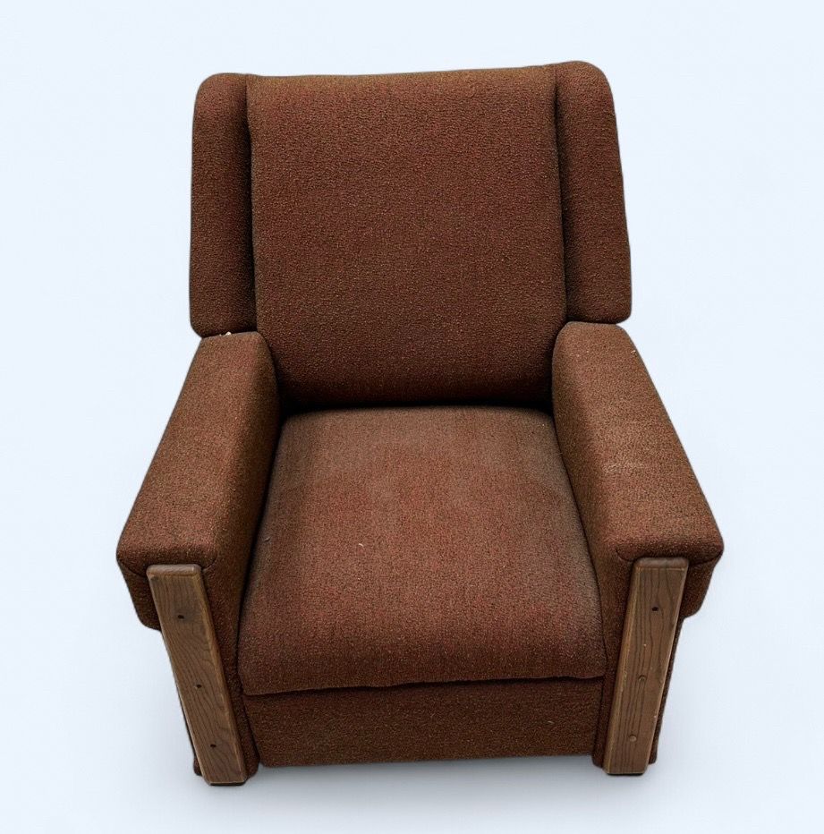 Brown recliner chair with wooden legs