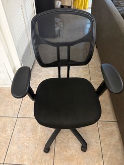 Black Mesh Back Office Chair with Armrests