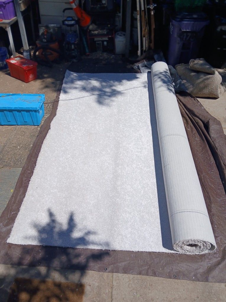 White/Beige Carpet Roll - Approx. 12ft x 40ft